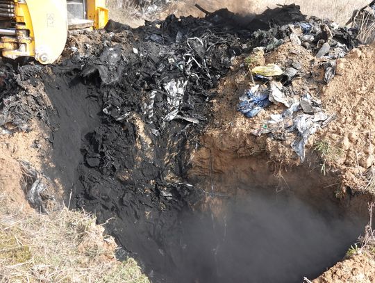 Zakopywali niebezpieczne odpady na terenie kopalni kruszyw. Zorganizowana grupa przestępcza na celowniku śledczych