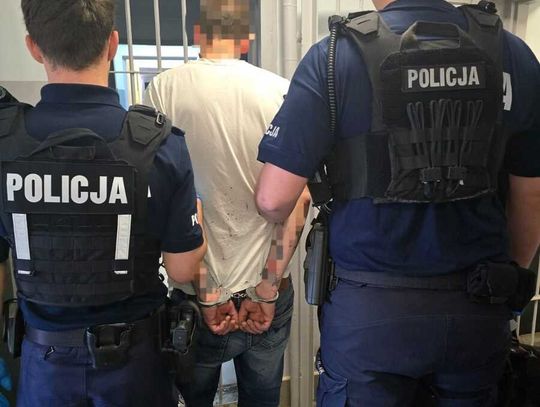 Zakrwawiona kobieta wbiegła na komendę. Uciekała przed partnerem, który uderzył ją tasakiem w głowę Zakrwawiona kobieta wbiegła na komendę. Uciekała przed partnerem, który uderzył ją tasakiem w głowę