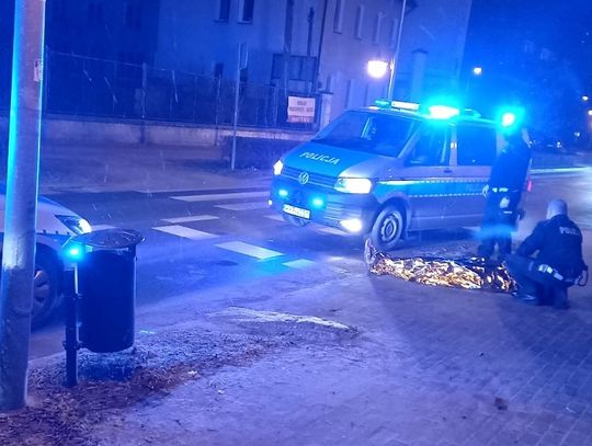 Zakrwawiony 18-latek zataczał się na ulicy. Żyletką przeciął sobie szyję i nadgarstek