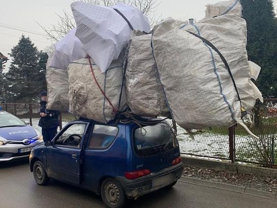 Załadował na seicento ładunek dwa razy większy od auta. Jazda będzie go drogo kosztować