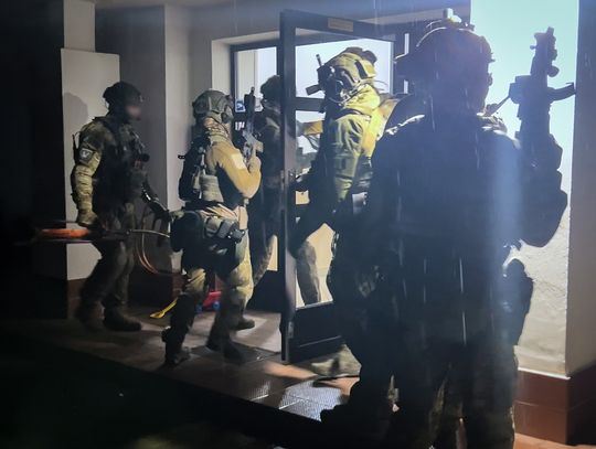 Zalegalizowali pobyt 1500 cudzoziemców. Służby rozbiły zorganizowaną grupę przestępczą