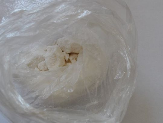 Zaliczył wpadkę na oczach policjantów. Podczas legitymowania wypadł mu woreczek z narkotykami