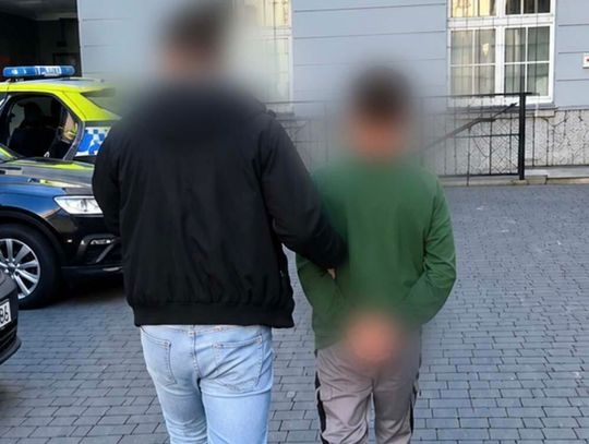Założyli skarpetki na dłonie, zasłonili twarze i włamali się do sklepu. Policjanci i tak ich złapali