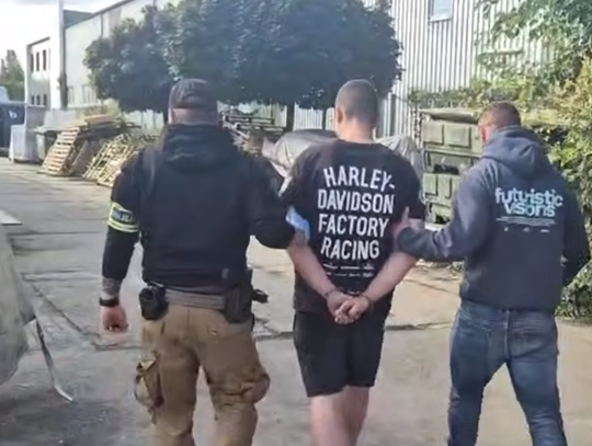 Zamalowali pociąg i zablokowali pasażerów w wagonach. Zostawiona kamerka naprowadziła policjantów na podejrzanych
