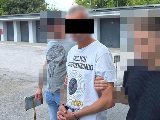Zamaskowani bracia z nożem napadli na kasjerkę. Z marketu zabrali prawie 4 tysiące złotych