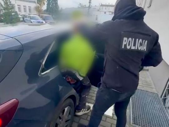 Zamaskowani napastnicy zapukali do drzwi. Gdy mężczyzna otworzył, zaatakowali go nożem
