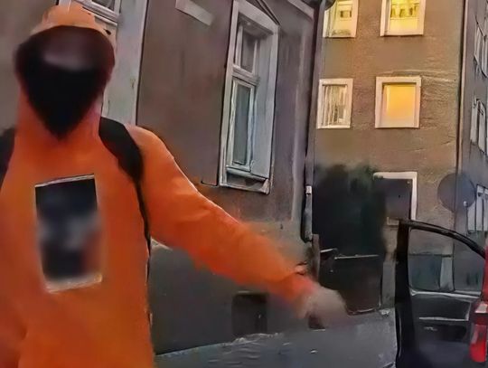 Zamaskowany mężczyzna nagle wskoczył na jadący samochód. Uciekł, ale kryminalni szybko go znaleźli
