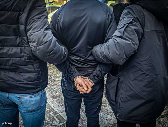 Zamaskowany mężczyzna wpadł w nocy na stację benzynową. Miał nóż i wyrwał kasetkę z pieniędzmi