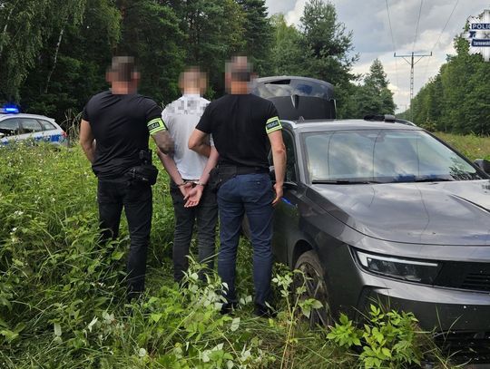 Zamaskowany napastnik sterroryzował ekspedientkę nożem. Wpadł po tym, jak rozbił auto ojca