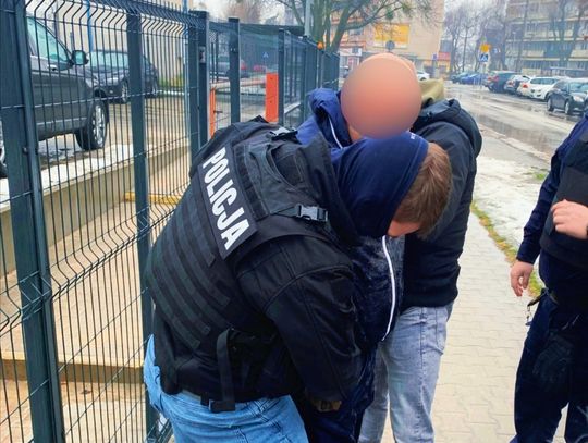 Zamaskowany napastnik w sklepie. Groził klientom pałką teleskopową, z nogawki wypadła mu "broń" Zamaskowany napastnik w sklepie. Groził klientom pałką teleskopową, z nogawki wypadła mu "broń"