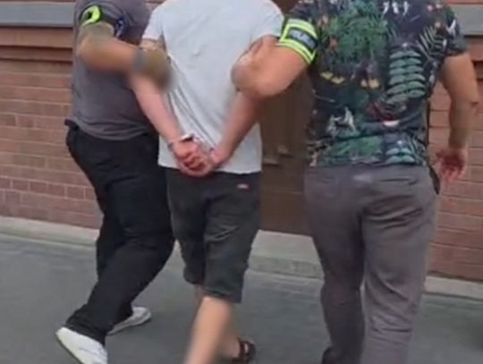 Zamaskowany napastnik z pistoletem i nożem napadł na firmę. Wpadł tego samego dnia