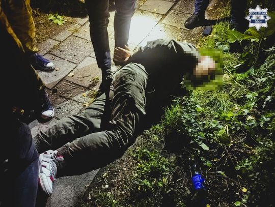 Zamaskowany napastnik z pistoletem napadł na sklep. 44-latkowi grozi 20 lat więzienia