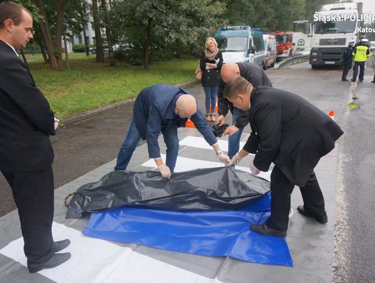 Zamiast mandatu... pomoc pracownikom zakładu pogrzebowego. Mocna akcja śląskiej policji