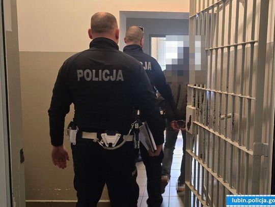 Zamiast naprawić auto, pojechał nim pić. 21-letni mechanik kompletnie pijany w Volkswagenie klientki