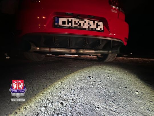 Zamiast tłumika wstawił dwie rury. Auto robiło potworny hałas. Młody kierowca dostał zakaz dalszej jazdy Zamiast tłumika wstawił dwie rury. Auto robiło potworny hałas. Młody kierowca dostał zakaz dalszej jazdy