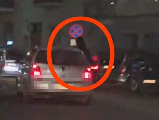 Zamiast w fotelu pasażera dziewczyna jechała na drzwiach. Policjanci przerwali niebezpieczną jazdę