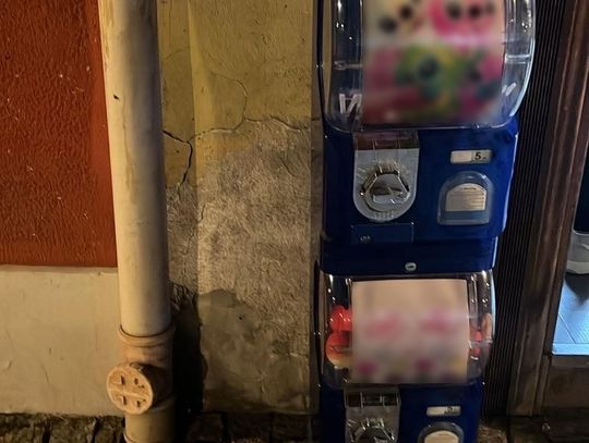 Zamiast wyciągnąć zabawkę, zabrał cały automat. 17-latek przyznał się do kradzieży