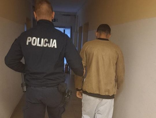 Zamiast zatrzymać się do kontroli drogowej, zaczął jechać na policjanta. Odpowie za napaść przy użyciu pojazdu