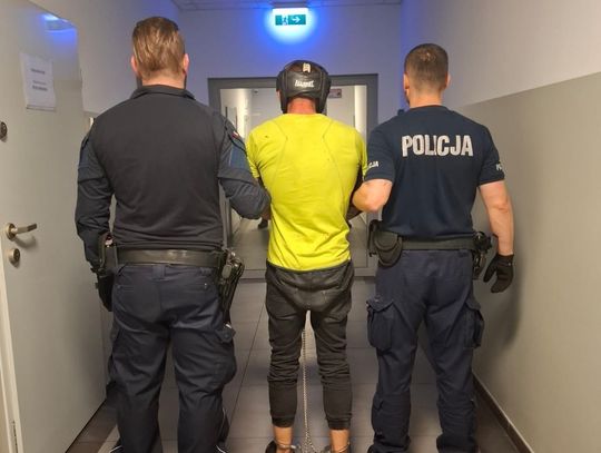 Zamknął się w aucie, a potem próbował przejechać policjanta. Pościg zakończył się pod komendą