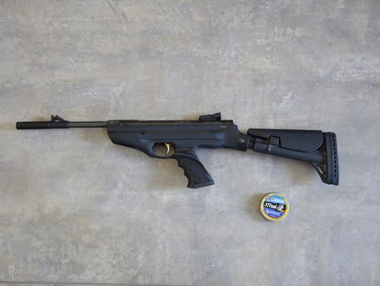 Zamówił pizzę i nie chciał zapłacić. Zaatakował dostawcę i oddał strzał z atrapy karabinu