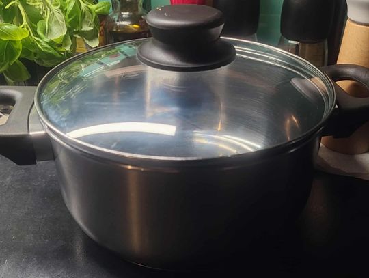 Zamówił tester diagnostyczny w promocji. Czekał kilka tygodni, w paczce znalazł... garnek