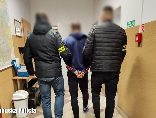 Na dostawcę jedzenia czekał typ w kominiarce trzymający "pistolet". Drugi przebił mu opony