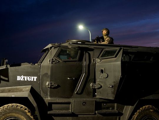 Żandarmeria wysłana do zatrzymania groźnych pseudokibiców. Weszli do domów o 6 rano [ZDJĘCIA]