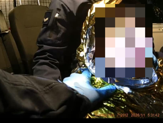 Zaniemógł podczas powrotu z imprezy sylwestrowej. Mężczyźnie groziło zamarznięcie. Na szczęście odnaleźli go policjanci