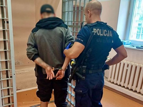 Zaniemógł w toalecie na stacji paliw. Gdy się ocknął, zaatakował ratowników udzielających mu pomocy