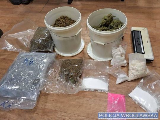 Zapach marihuany na klatce zdradził dilerów. Policjanci przejęli 7 kg narkotyków i gotówkę