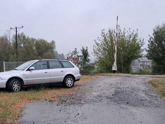 Zaparkował audi na środku przejazdu kolejowego i zniknął. Konieczne było wstrzymanie ruchu pociągów