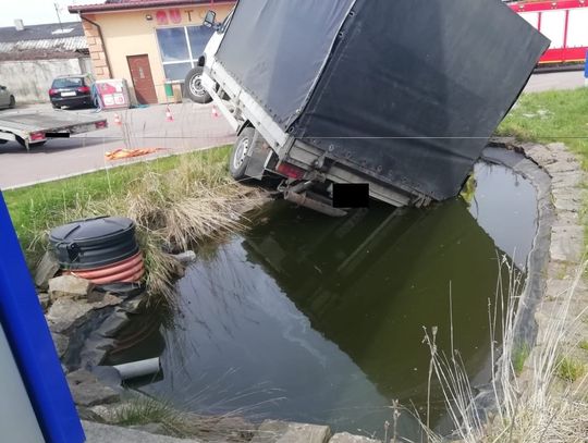 Zaparkował dostawczaka i wszedł na stację. Gdy wyszedł, znalazł go w oczku wodnym