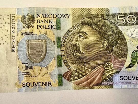 Zapłacił fałszywą pięćsetką i bez skrupułów przyjął resztę. 70-latkowi grozi nawet 8 lat więzienia