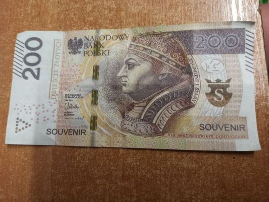 Zapłacił fałszywką w markecie. Myślał, że mu się udało, po kilku tygodniach zjawiła się policja