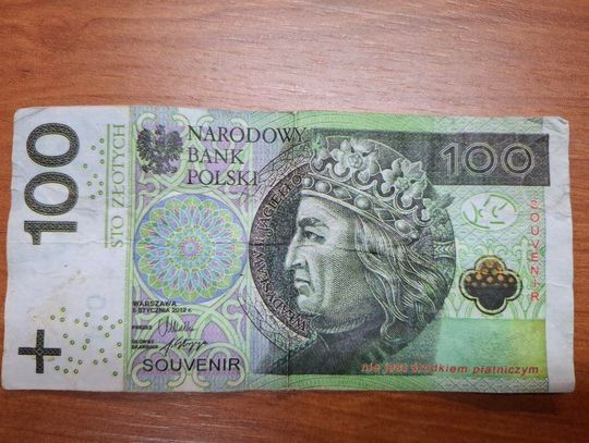 Zapłacił za piwo zabawkową "stówką". Pracownica się nie zorientowała, ale później namierzyli go z monitoringu