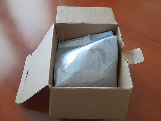 Zapłacili kurierowi pobranie, mimo że niczego nie zamawiali. W paczkach były rzeczy bez wartości