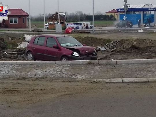 Zapomniał o budowanym rondzie i wylądował w głębokim wykopie