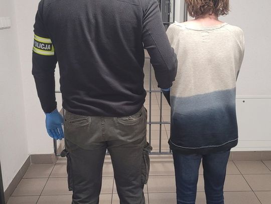 Zaprosił parę znajomych do domu i pożałował. Ukradli mu telefon i pobili, uderzając butelką w głowę