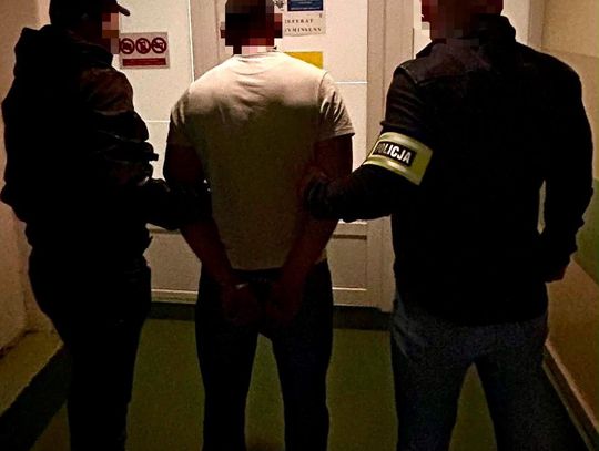 Zaprzeczał, że ma jakieś narkotyki, ale policjanci zajrzeli do lodówki. Znaleźli ćwierć kilo