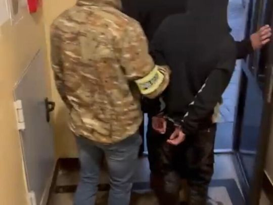 Zapytał o drogę, a po chwili zaatakował. Wbił ofierze palce do oczu i brutalnie bił po twarzy