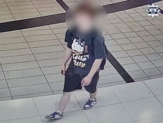 Zaryzykował zdrowie i życie, by pomóc zaatakowanej kobiecie. Policja poszukuje młodego bohatera