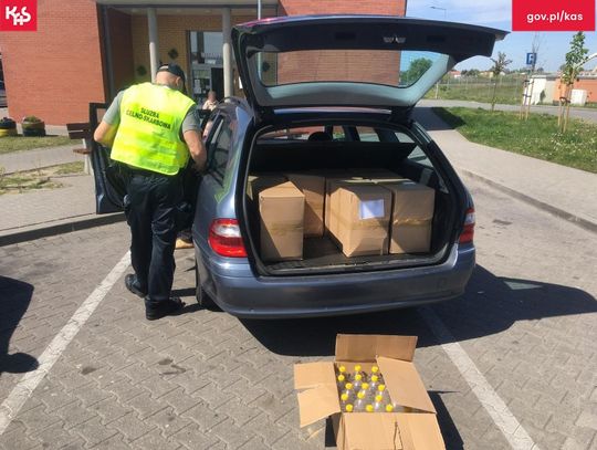 Zaskakujący finał kontroli na autostradzie. Starszy pan przewoził 260 litrów lewego alkoholu
