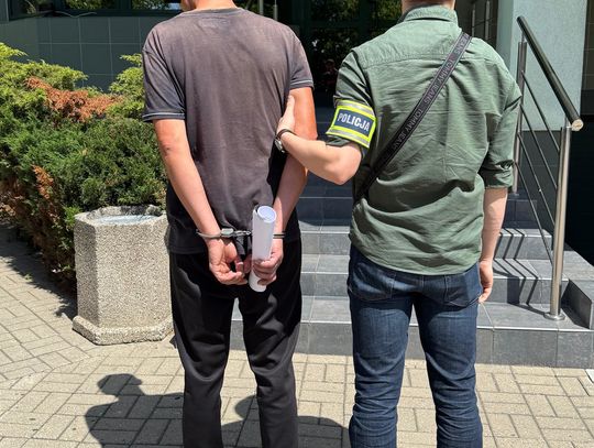 Zasłonił starszemu mężczyźnie usta, po czym go okradł. Rozbojarz z Ukrainy deportowany z Polski