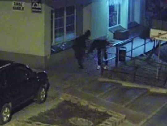 Zaszedł go od tyłu, przewrócił i zabrał telefon. Dwa dni później policjanci odwiedzili go w mieszkaniu