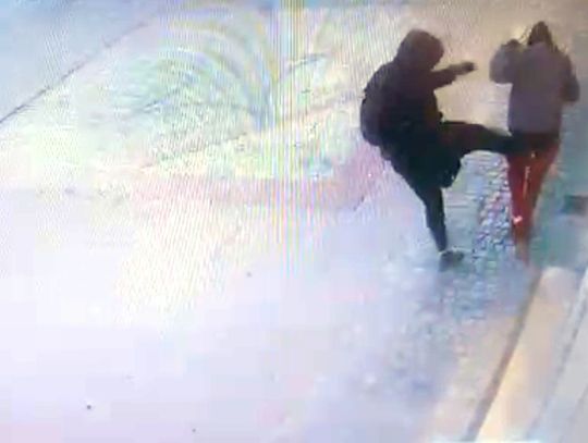 Zaszedł kobietę od tyłu i brutalnie zaatakował. Napastnika obezwładnił policjant przed służbą. WIDEO