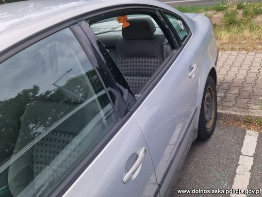 Zatrzasnęła małe dziecko w aucie razem z kluczykami. Policjanci od razu wybili szybę