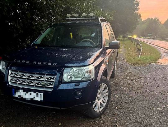 Zatrzymał Land Rovera na środku drogi i zasnął. Policjanci wybili szybę w samochodzie