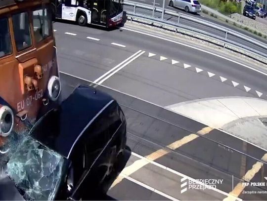 Zatrzymał się, a potem wjechał autem prosto pod pociąg towarowy. Wypadek na przejeździe