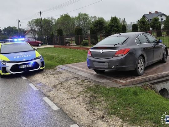 Zatrzymał się do kontroli ponad sto metrów dalej, wyskoczył z auta i zaczął uciekać. Był po amfetaminie