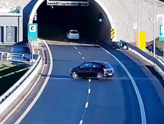 Zatrzymał się przed tunelem i zaczął zawracać. Skrajnie niebezpieczne zachowanie kierowcy na drodze ekspresowej